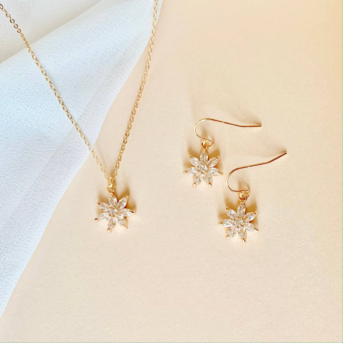 CRYSTAL FLOWER NECKLACE