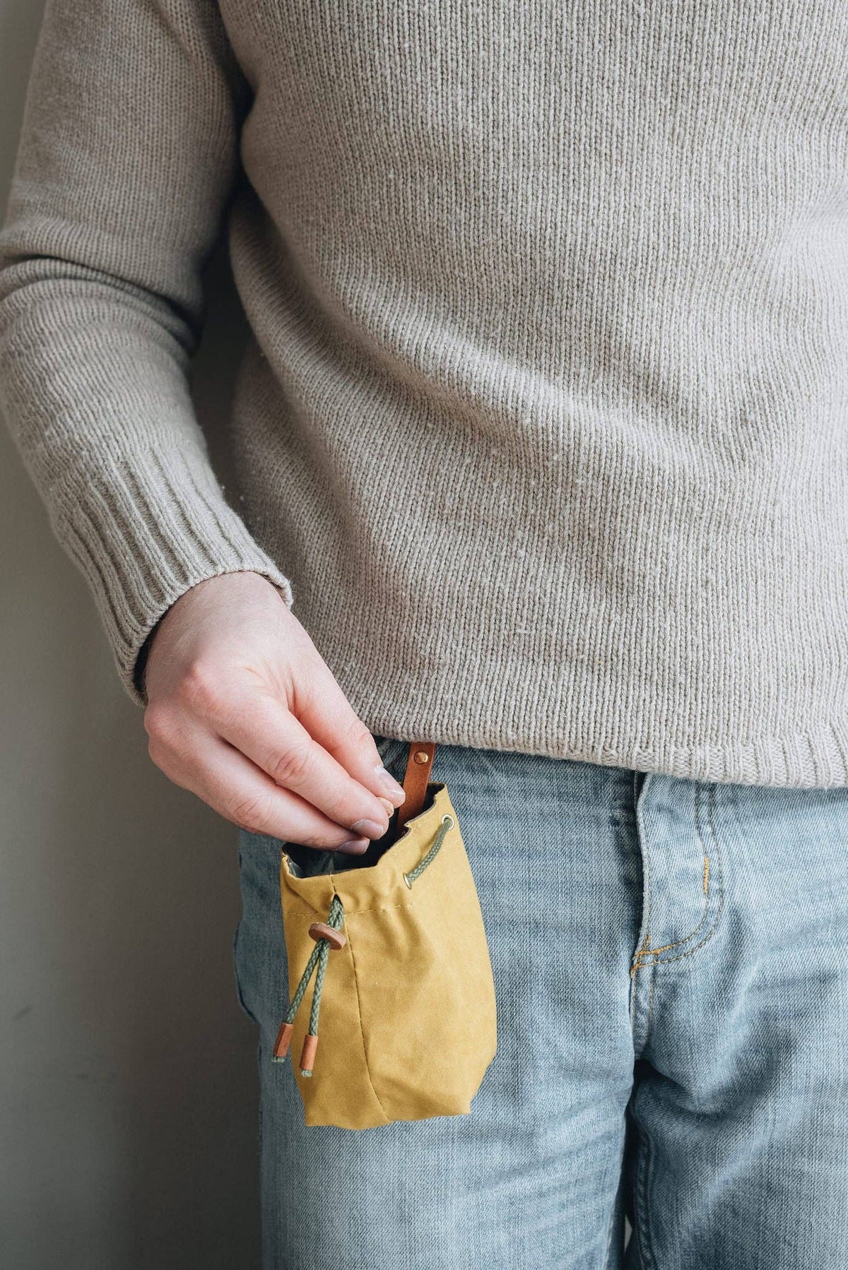 DOG TREAT BAG. YORK: Yellow / Tan