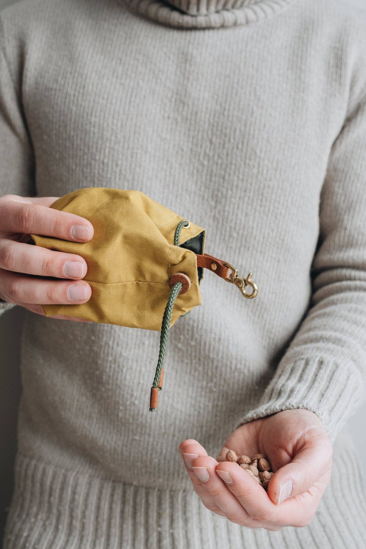 DOG TREAT BAG. YORK: Yellow / Tan