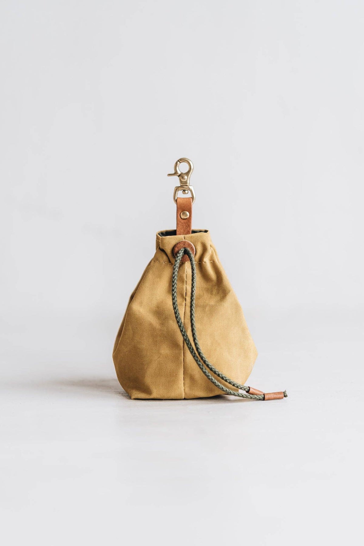 DOG TREAT BAG. YORK: Yellow / Tan