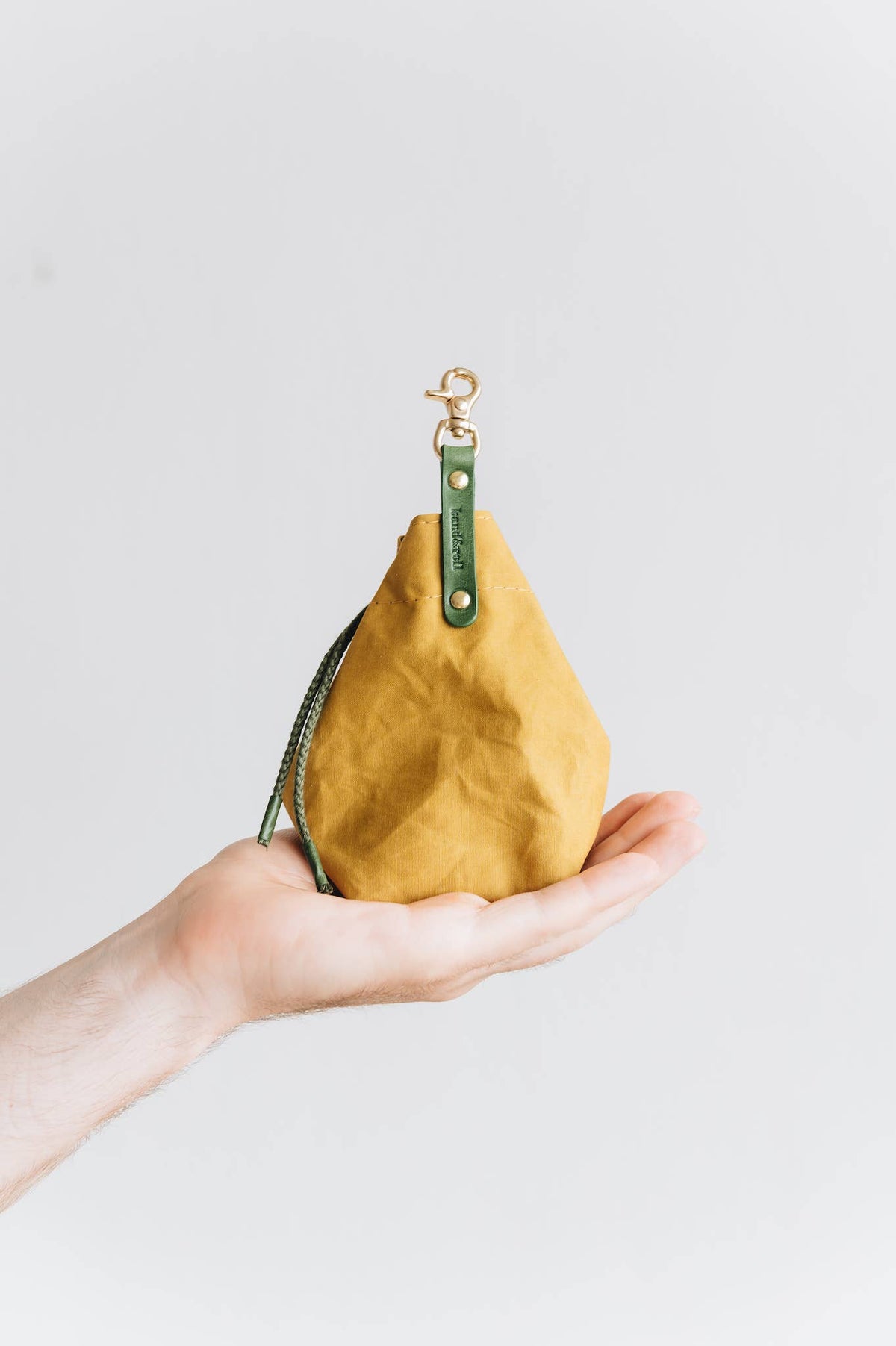DOG TREAT BAG. YORK: Green / Latte