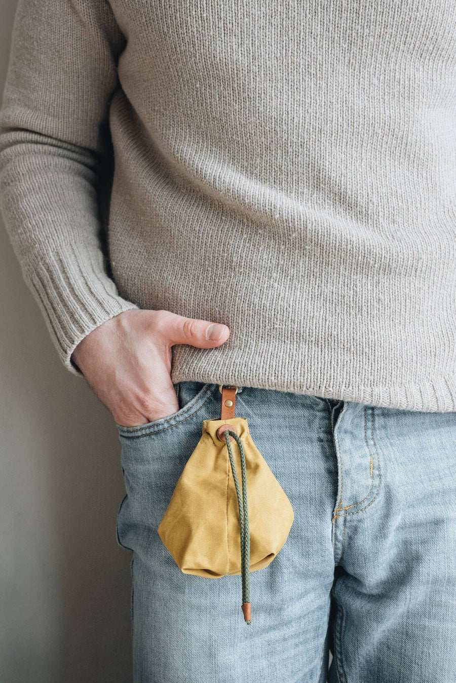 DOG TREAT BAG. YORK: Green / Latte