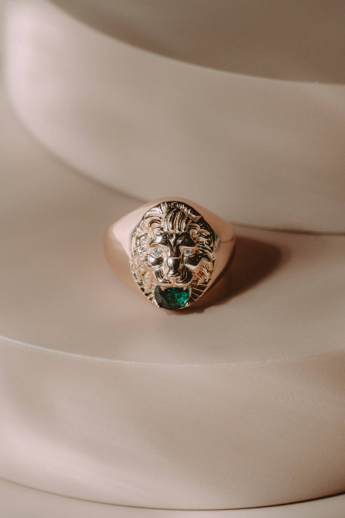 Lion Gold Ring With Green Emerald And White Crystals: 7