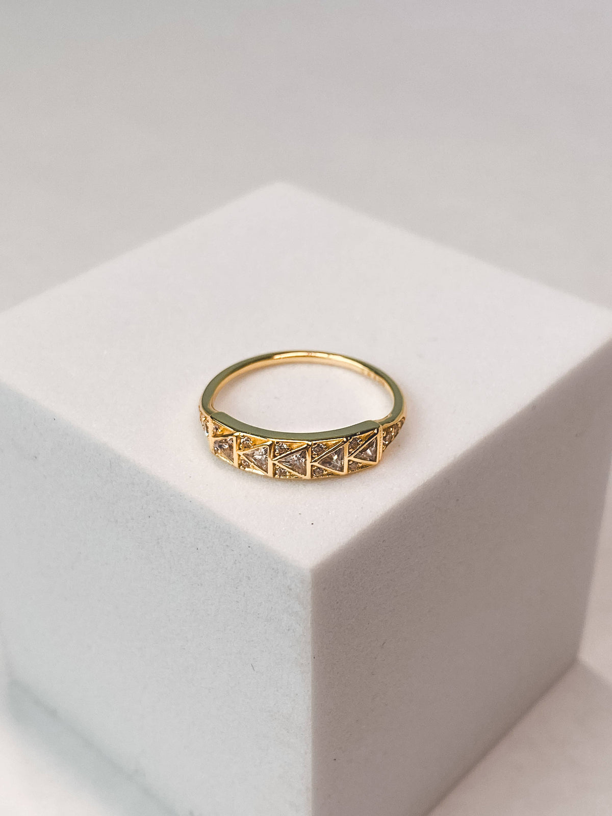 Golden Pyramid Band Ring
: 6