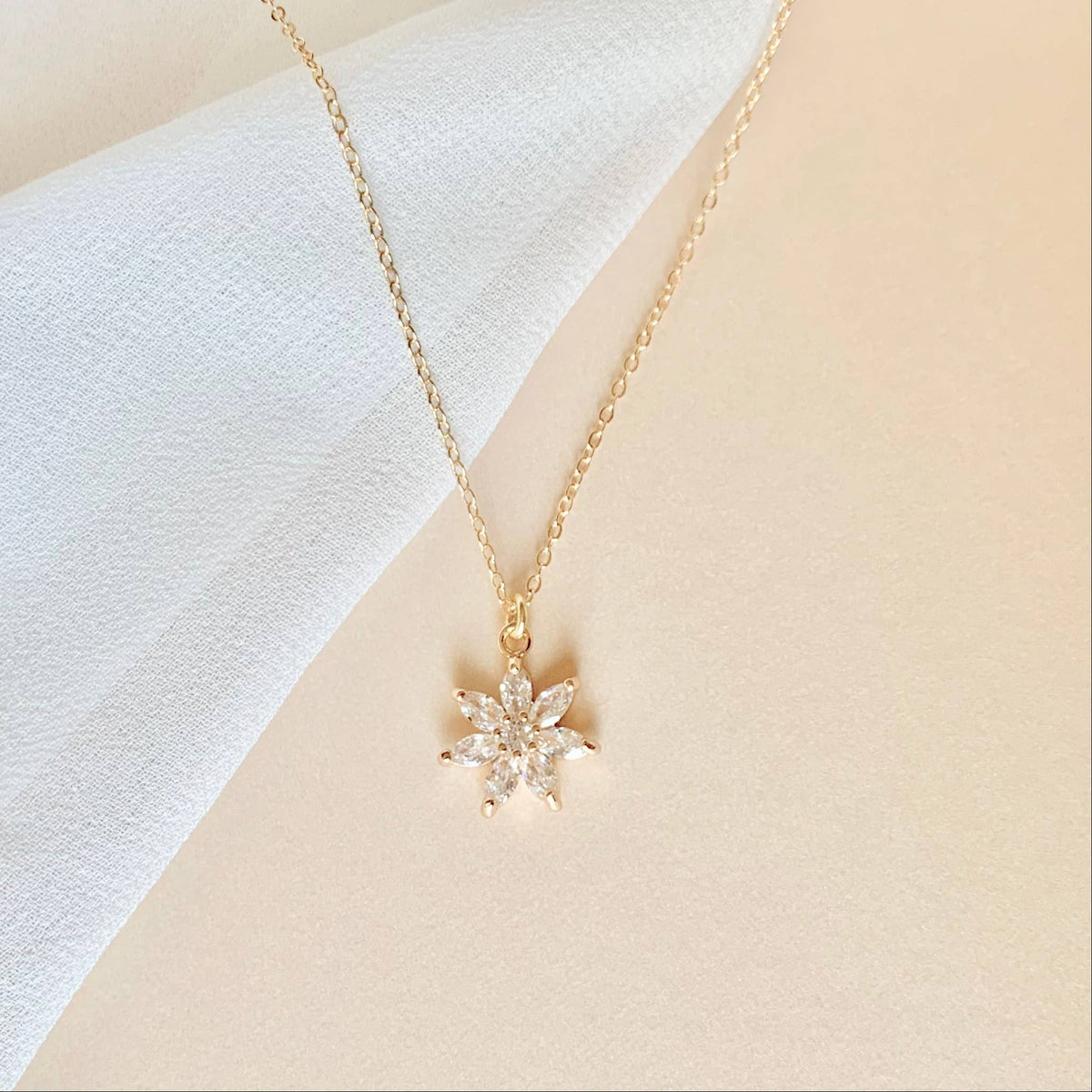 CRYSTAL FLOWER NECKLACE