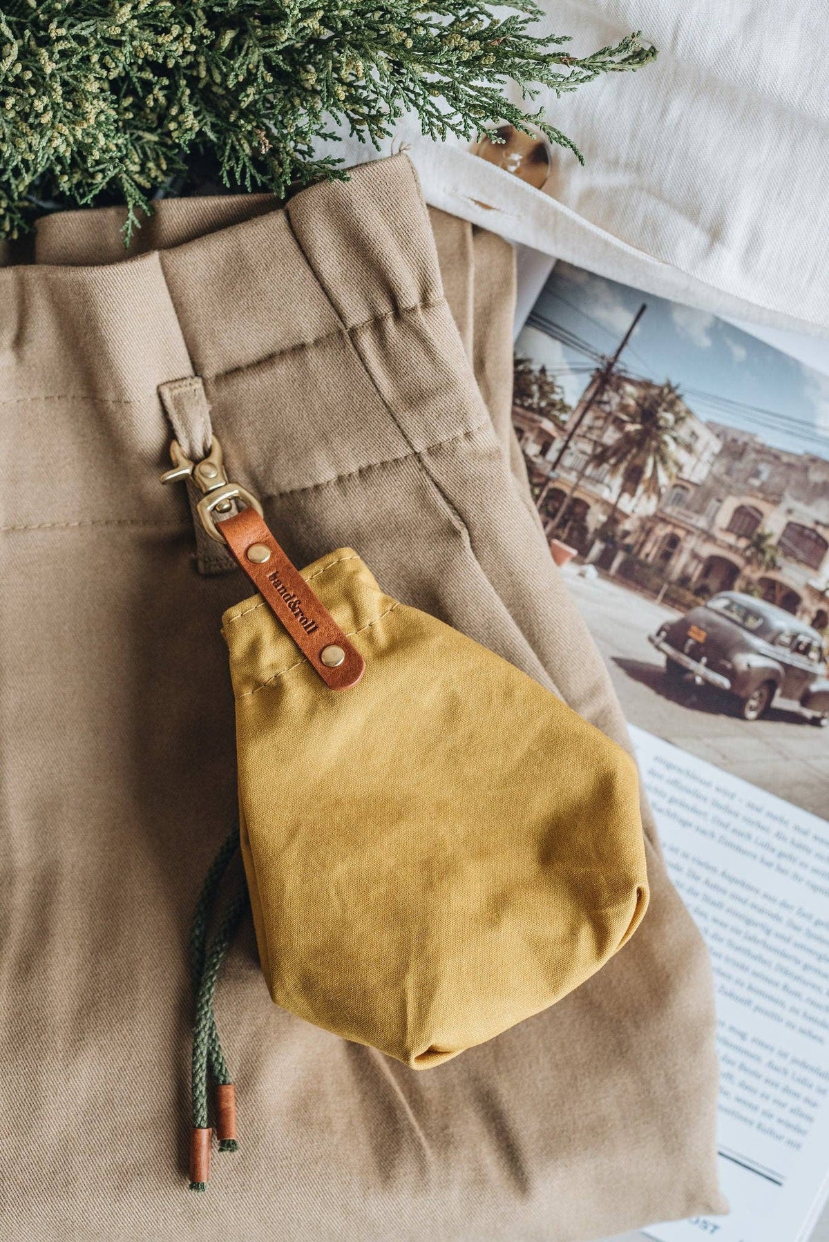 DOG TREAT BAG. YORK: Yellow / Tan