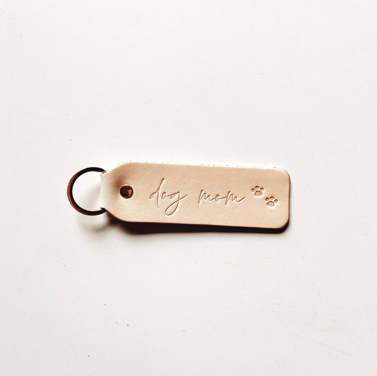 "Dog Mom" Script Keychain: Cream / Gold