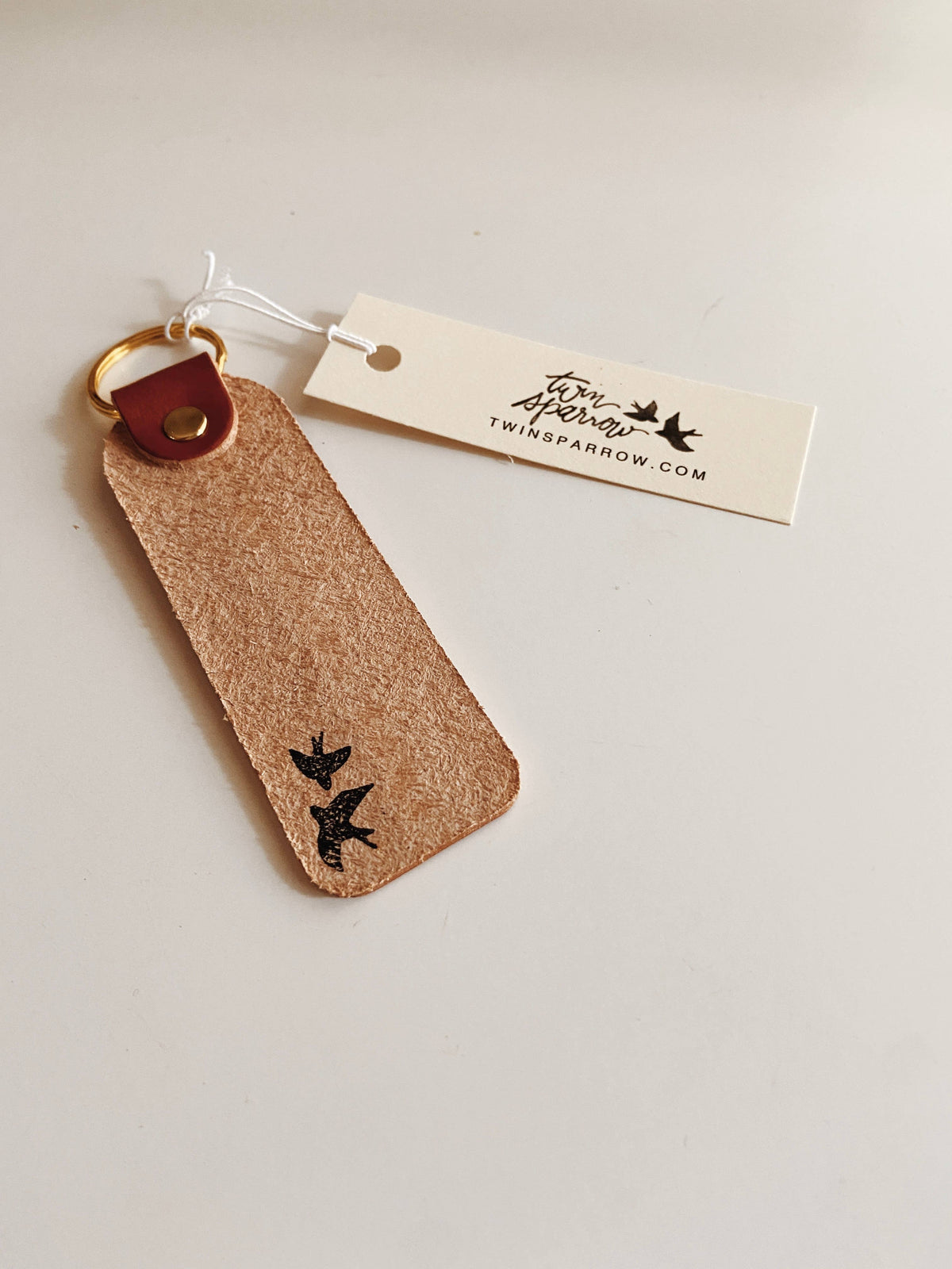 "Dog Mom" Script Keychain: Cream / Gold