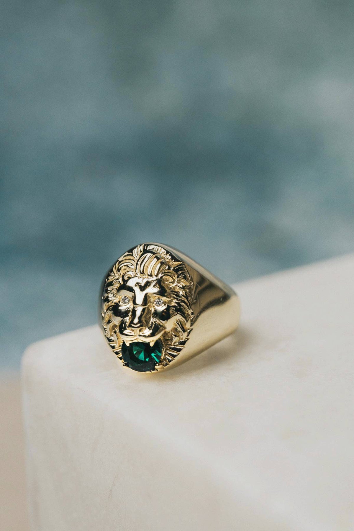 Lion Gold Ring With Green Emerald And White Crystals: 7