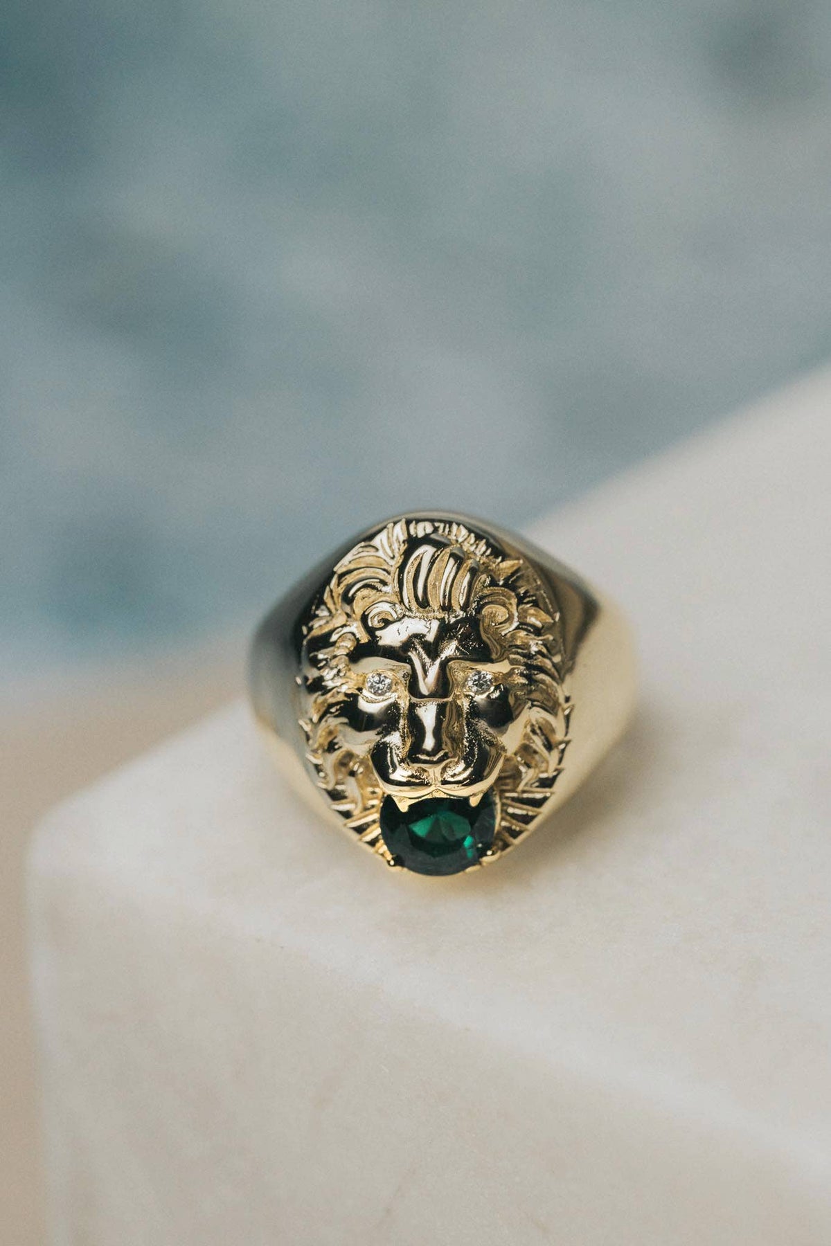 Lion Gold Ring With Green Emerald And White Crystals: 7