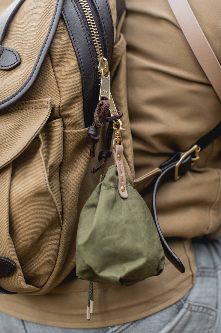 DOG TREAT BAG. YORK: Green / Latte